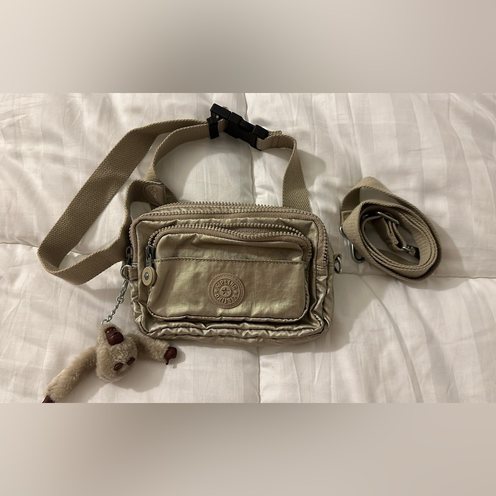 Kipling convertible crossbody. Adjustable and removable shoulder strap.